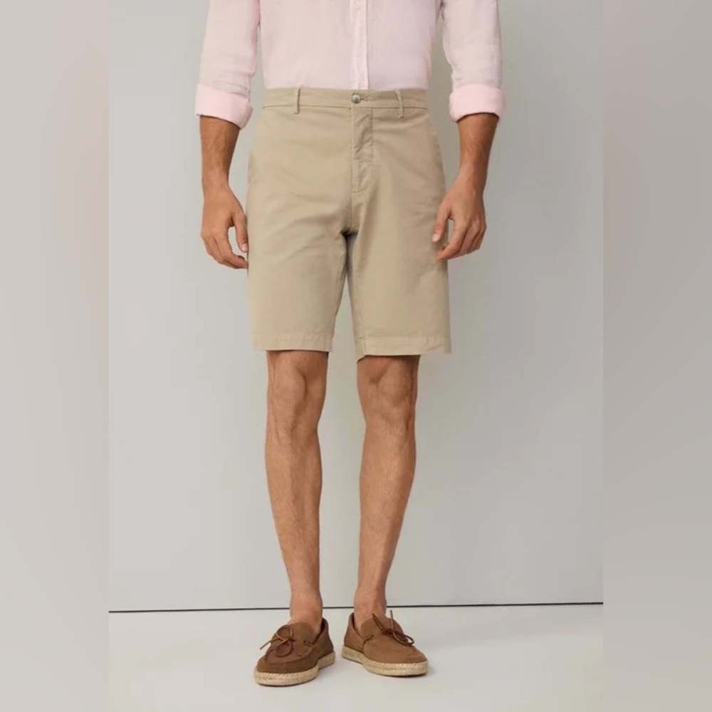 Size 32. Daniel Hechter Beige Flat Front Shorts